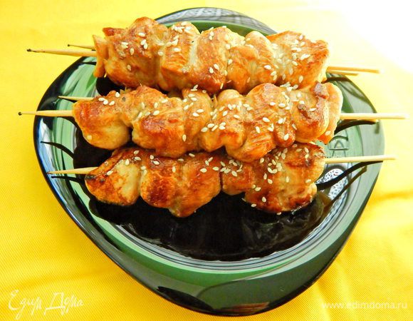 Выложить «Якитори» на тарелку, посыпать кунжутом и подавать к столу. В Японии «Якитори» поливают тем же соусом, в котором мариновалось мясо. Приятного аппетита!