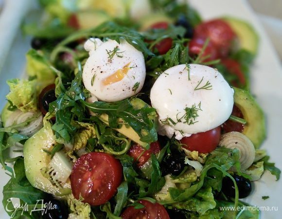 Приготовить яйцо пашот: в небольшом ковшике вскипятить половину литра воды, добавить 1 ч. ложку уксуса, щепотку соли. С помощью венчика сделать маленький водоворот и в центр воронки вылить яйцо. Убавить огонь и варить 2–3 минуты, затем шумовкой достать яйцо и выложить на подготовленную тарелку с салатом. Таким образом приготовить все яйца.