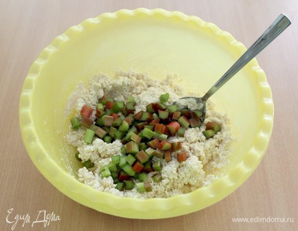 Добавить мелко порезанный ревень.