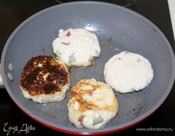 Руками сформируйте сырники, обваляйте в пшеничной муке и жарьте на среднем огне с обеих сторон до золотистого цвета.