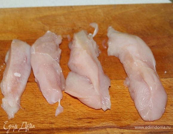 Куриные грудки порежьте на ленточки.