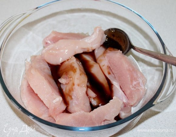 Добавьте гранатовый соус.