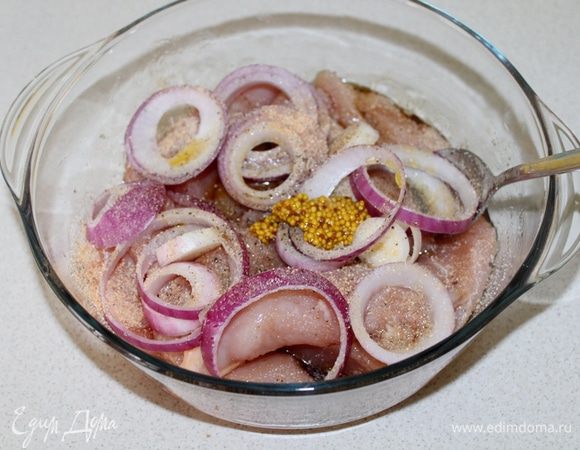 Красный лук порежьте кольцами, посолите, поперчите по вкусу, добавьте горчицу с зернами.