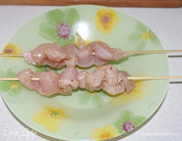 Нанизываем кусочки филе на шпажки.