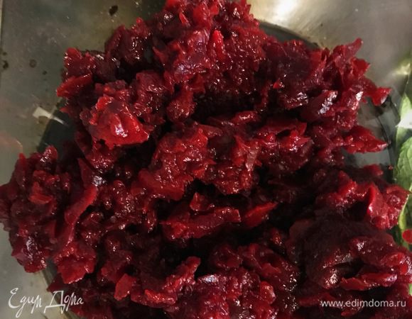 Свеклу прокрутить в блендере. 
