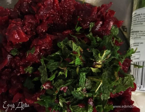 Прокрутить мяту. Добавить йогурт, соль. Перемешать.
Перед подачей на стол сверху поперчить. 