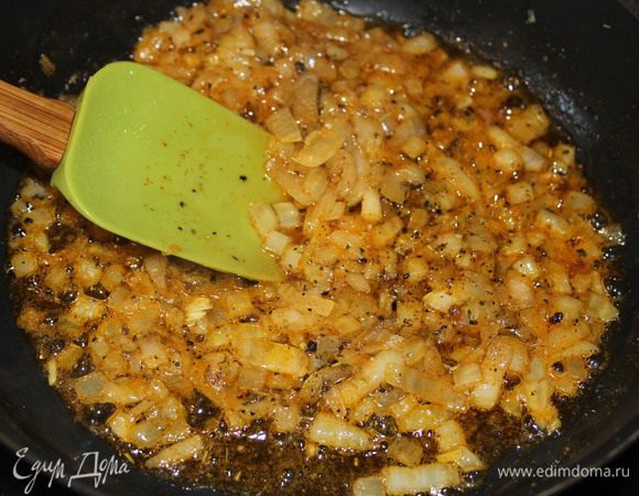 Лук нашинкуйте мелким кубиком и обжарьте на оливковом или кукурузном масле. Когда лук станет прозрачным, добавьте специи и соль, продолжайте жарить лук в течение 1 минуты. Влейте отвар, в котором варилась фасоль, и доведите до кипения.