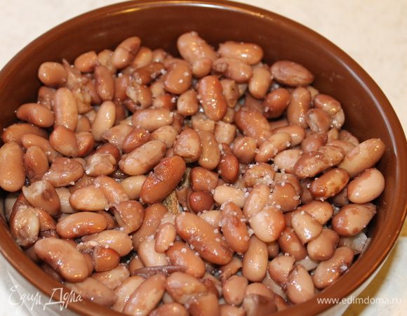 Сверху хлеба выложите отваренную фасоль.