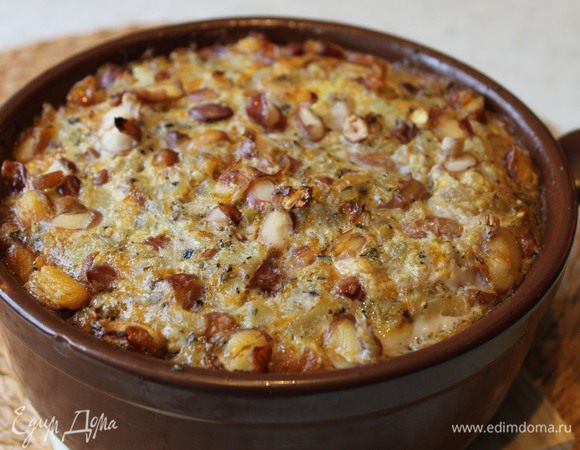 Когда сверху суп зарумянится, достаньте его из печи и сразу подавайте горячим на стол.