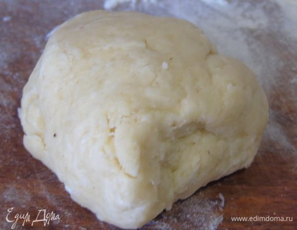 Замесим тесто: смешиваем муку, соль и сахар. Холодное масло натрем на терке и добавим в муку, перемешаем в крошку. Добавляем сметану и быстро замешиваем тесто, отправляем в холодильник на 30 минут. 