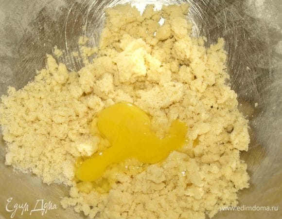 Муку просеять, добавить соль, разрыхлитель, сахар. Холодное масло нарезать кубиками. Соединить масло с мукой и растереть в крошку. Постепенно добавляем по одному яйцу и замешиваем тесто. Если необходимо, то добавить еще муки (количество муки зависит от содержания клейковины). 