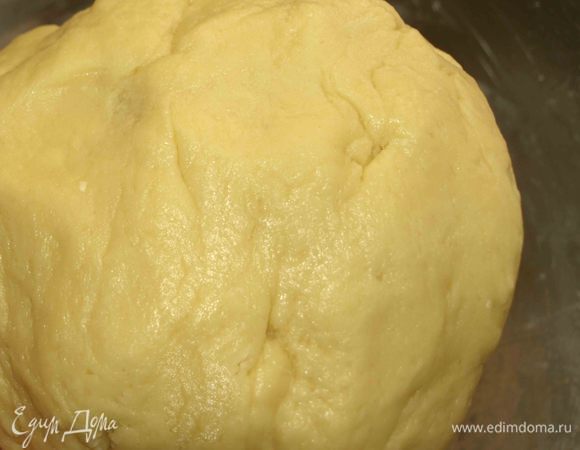 Замесить мягкое тесто, не липнущее к рукам.