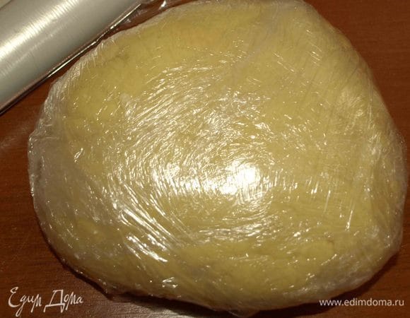 Завернуть в пищевую пленку и отправить в холодильник. Минимум на 1 час.