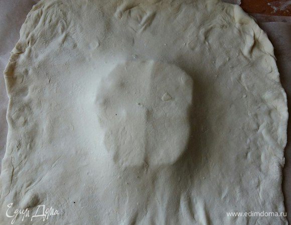 Раскатываем второй пласт и накрываем сверху.