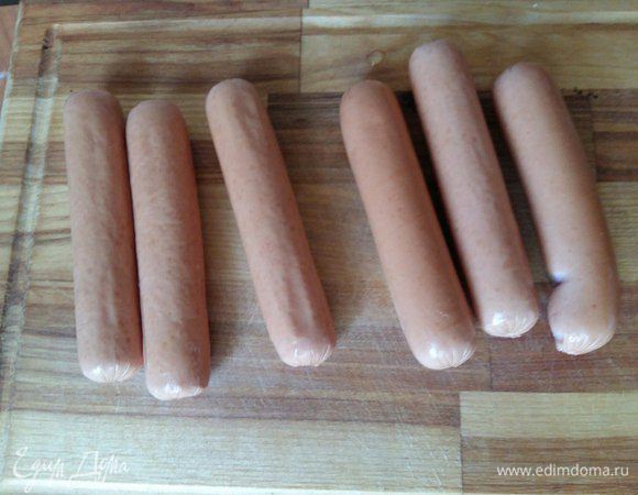 Режем сосиски на кусочки. 