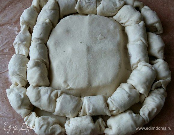 Завернули, получилось 2 ряда рулетиков. Перетягиваем аккуратно на противень.