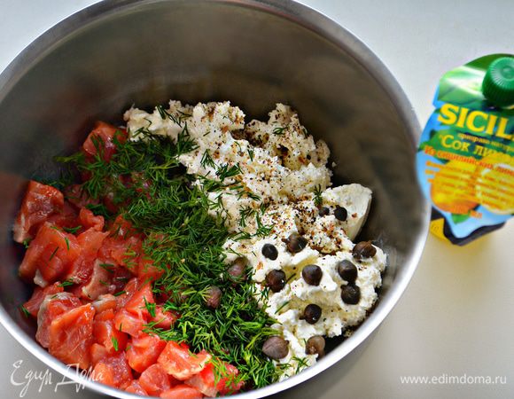 Форель освободите от кожи и костей, порежьте на кусочки. Укроп промойте, обсушите и мелко порубите. Каперсы, если они в соли, промойте. Соедините в кастрюльке или чаше блендера форель, творожный сыр, укроп, каперсы. Добавьте лимонный сок ТМ SICILIA и свежемолотый перец.