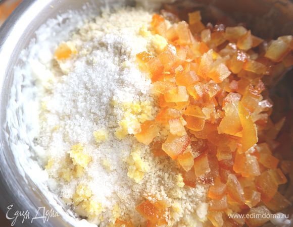 Затем цукаты. Перемешать.