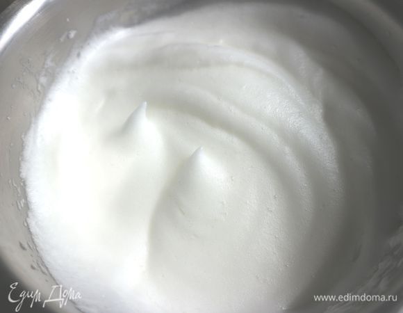 Духовку разогреть до 180°С. Белки взбить до стойкой пены с мягкими пиками, добавив щепотку соли.