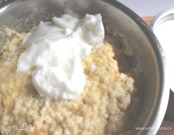 Аккуратно порциями, перемешивая лопаткой снизу вверх, добавить взбитые белки к рису.