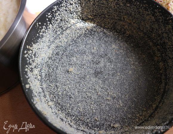 Форму смазать маслом, присыпать измельченным миндалем (можно подсохшими хлебными крошками). 
