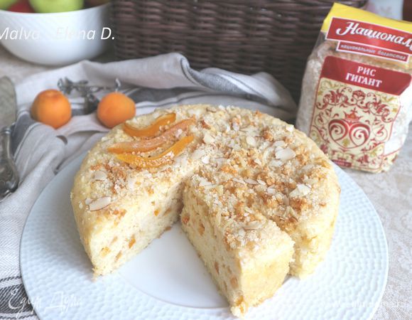 Пирог получается сочный, ароматный. Порезать на кусочки и подавать, сопроводив фруктами.
Приятного аппетита!