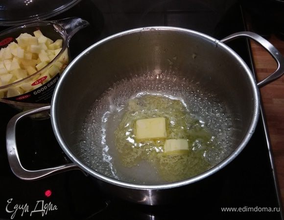 Тесто вынуть из холодильника. Яблоки очистить и порезать мелким кубиком. В кастрюлю всыпать сахар, добавить лимонный сок и сливочное масло. Масло растопить. 
