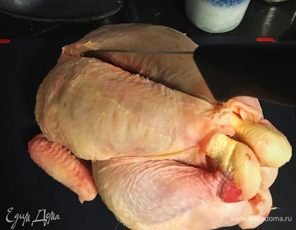 Разрезать курицу на части. Натереть солью и паприкой. 