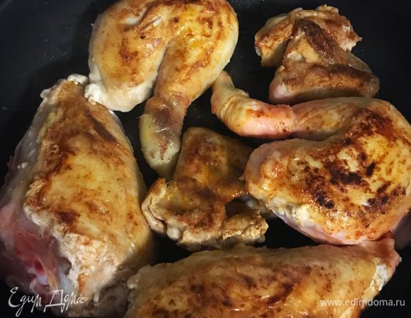 Обжарить со всех сторон. Добавить воду и тушить минут 35. Выключить огонь и оставить томиться под крышкой. 
