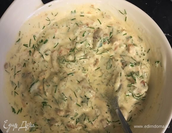 Для соуса: мелко нарезать и смешать вяленые помидоры, кинзу и укроп. Сверху полить лимонным соком. Добавить йогурт, соль, сахар. Перемешать. Подавать с курицей. 
