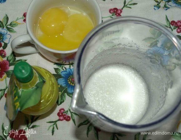 Отделяем желток от белка. Белок взбить до легкой пены со столовой ложкой лимонного сока ТМ SICILIA.