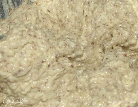 Соединяем масляный крем, миндальную крошку, желтки и взбитые белки с лимонным соком. Взбиваем. 