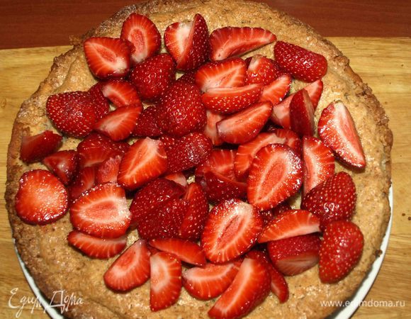 Клубнику хорошо промыть, очистить от хвостиков. Произвольно нарезать. Украсить пирог.
