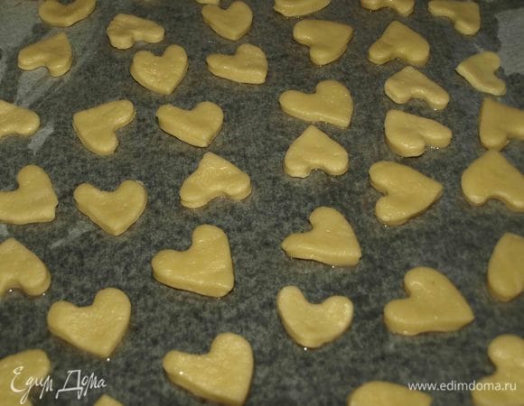 Остатки теста раскатать, вырезать печенья. На противень выстелить пекарскую бумагу, смазать растительным маслом. Печенья выкладываем на противень и отправляем в духовку, разогретую до 180°С, на 10-12 минут. 