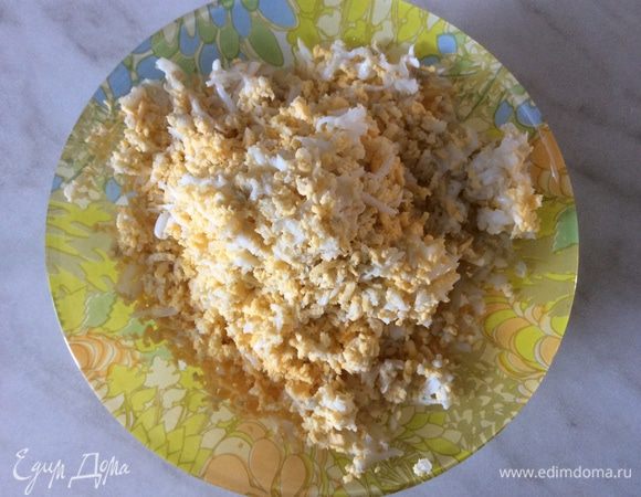 Натереть яйца на мелкой терке.