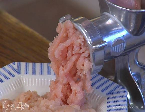 Из куриного филе приготовить фарш.