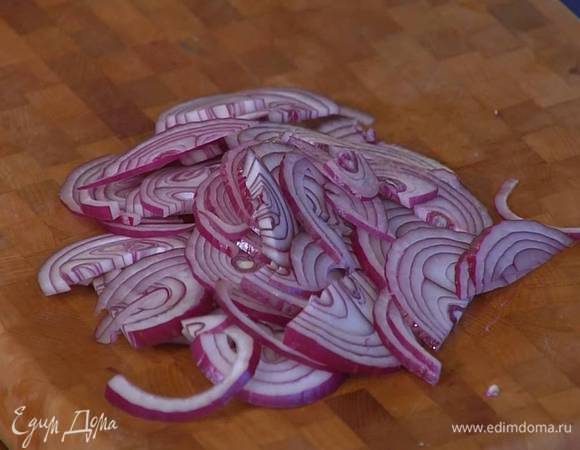 Красный лук почистить и нарезать тонкими полукольцами.