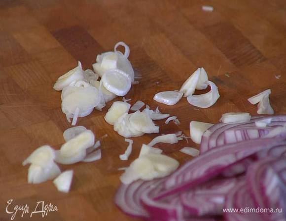 Чеснок почистить и нарезать пластинками.