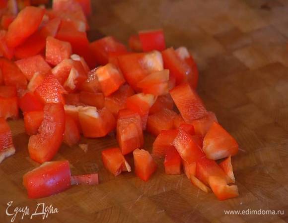 Сладкий перец, удалив семена, нарезать маленькими кубиками, добавить в сковороду и все перемешать.