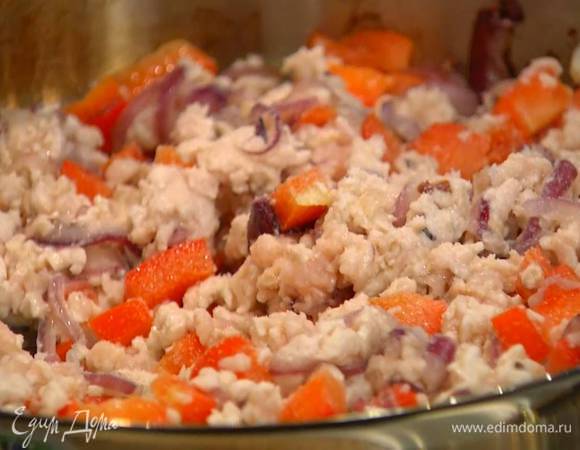Выложить к овощам куриный фарш, непрерывно перемешивая, разбить лопаткой крупные кусочки и слегка обжарить, затем посолить и поперчить.