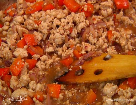 Добавить хойсин, рисовый уксус и рыбный соус, все перемешать и обжаривать почти до готовности, влить мед, еще немного прогреть и снять с огня.