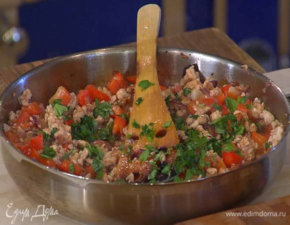 Листья базилика мелко порубить и посыпать обжаренный фарш.