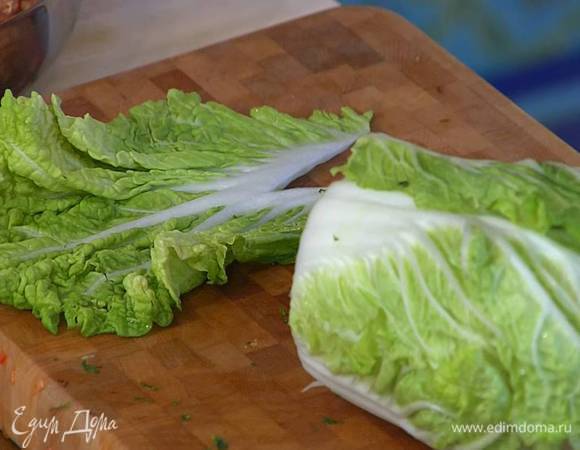 Китайскую капусту разобрать на листья и вырезать грубые черенки.