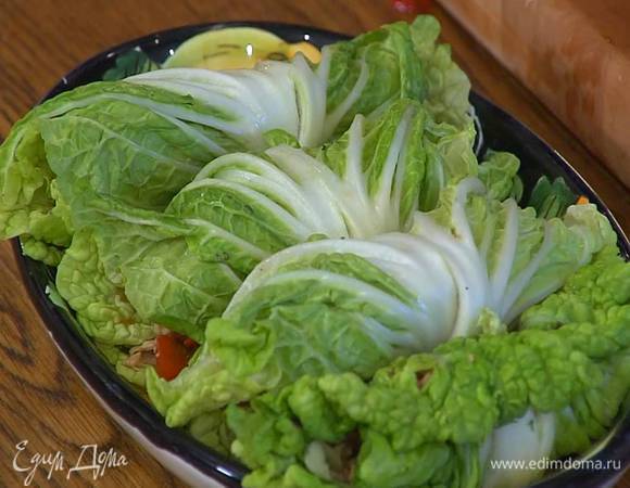 На каждый лист салата выложить фарш, посыпать миндалем и свернуть в рулетики.