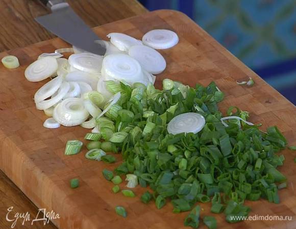 Перья зеленого лука тонко нарезать наискосок, а сами луковицы — кольцами.