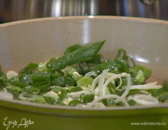 Разогреть в сковороде сливочное и оливковое масло и обжарить весь лук.