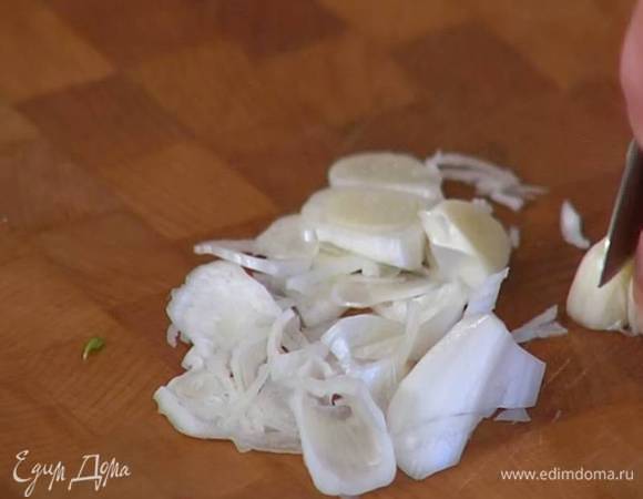 Чеснок почистить, тонко порезать, добавить к луку и обжарить все вместе.