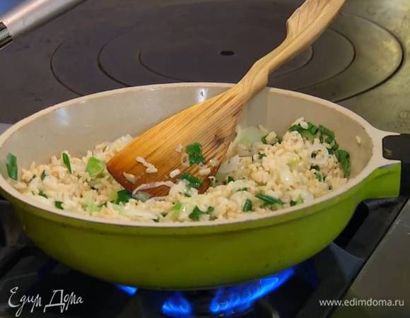 Добавить в сковороду готовый рис, все перемешать и немного прогреть.