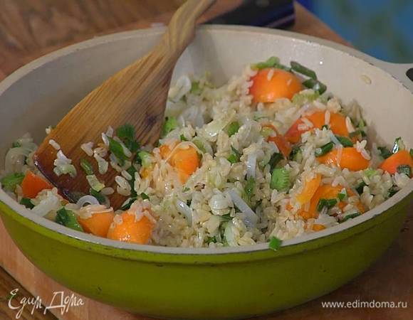 Абрикосы, удалив косточки, нарезать небольшими дольками, выложить к рису, все перемешать и снять с огня.