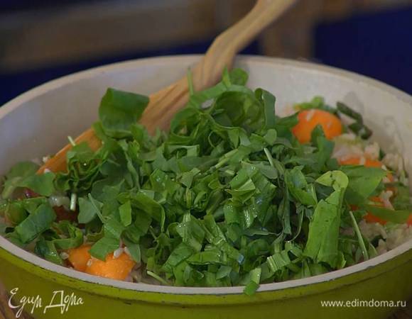 Щавель тонко порезать, вместе с руколой добавить к рису, все посолить, поперчить и перемешать.